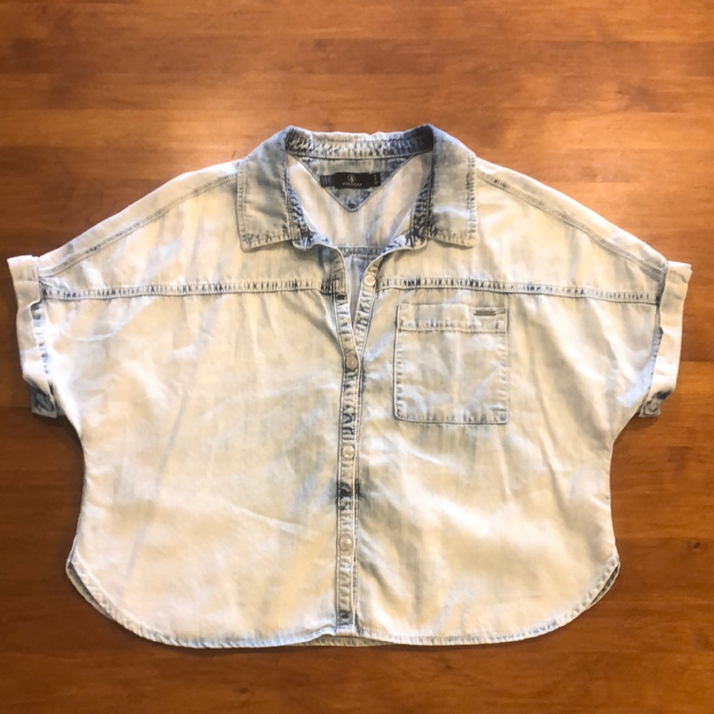 VOLCOM Women’s Light Wash Denim Button Up Slightly Cropped Shirt Size S ☀️